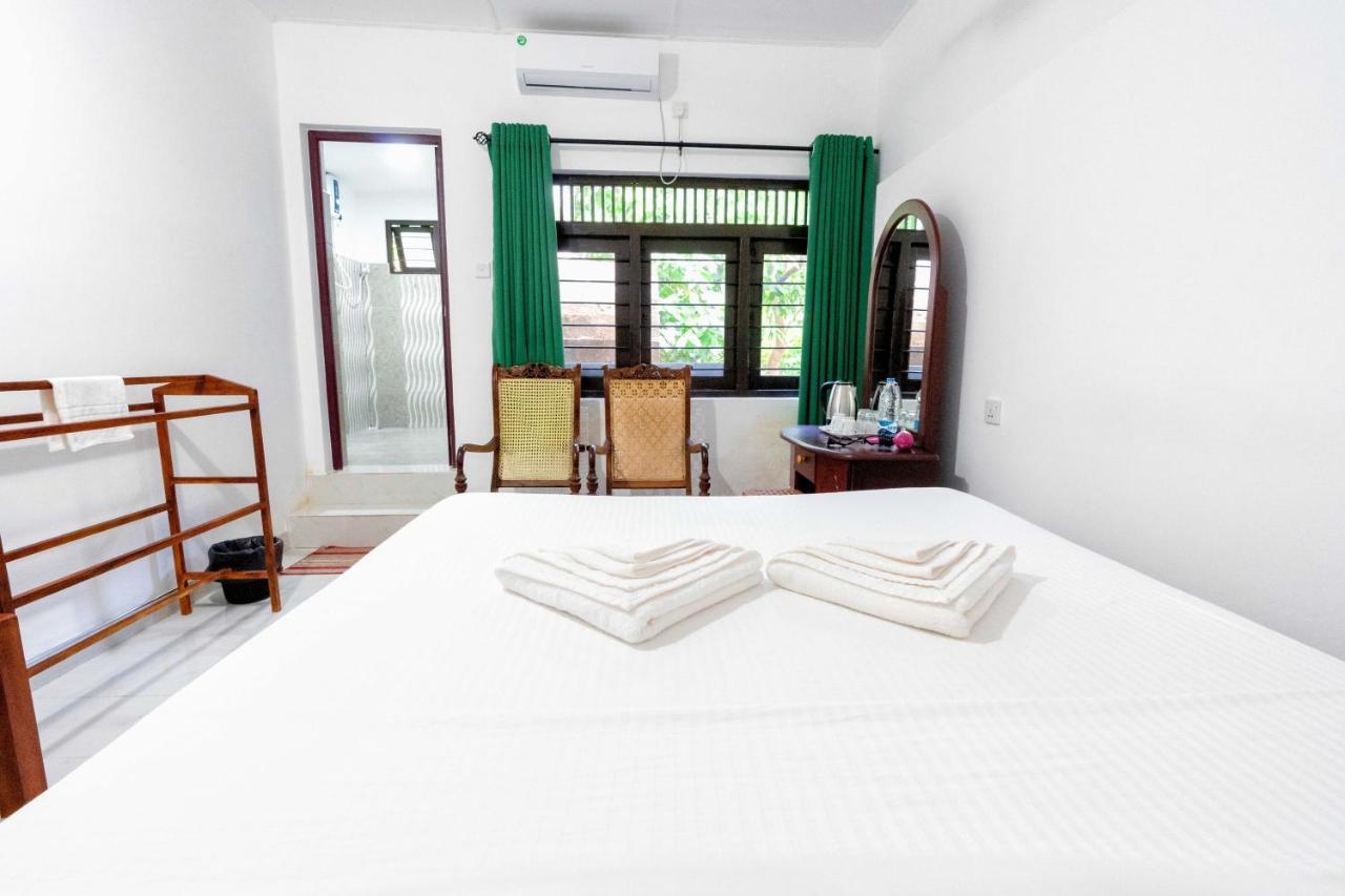 Water Front Home Stay And Resort 아누라다푸라 외부 사진