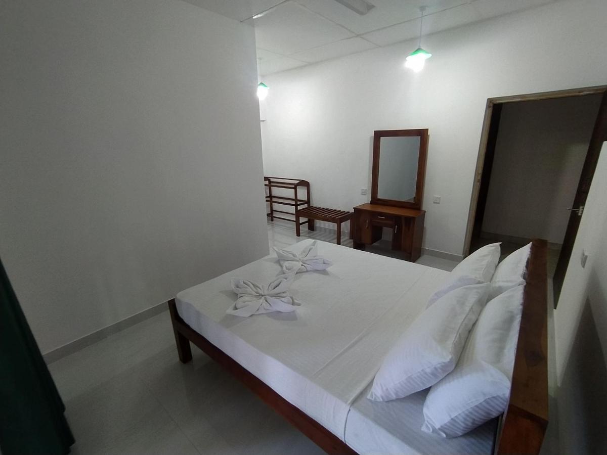 Water Front Home Stay And Resort 아누라다푸라 외부 사진