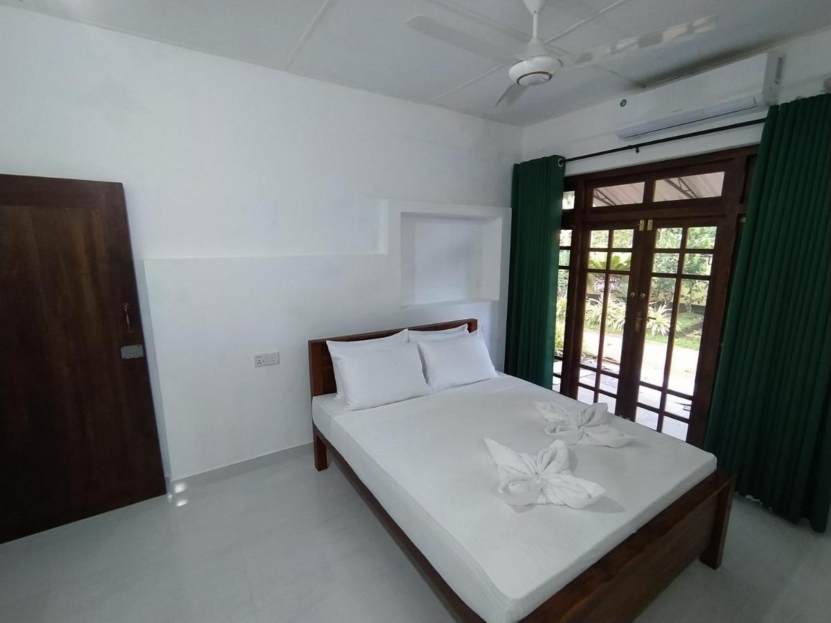 Water Front Home Stay And Resort 아누라다푸라 외부 사진