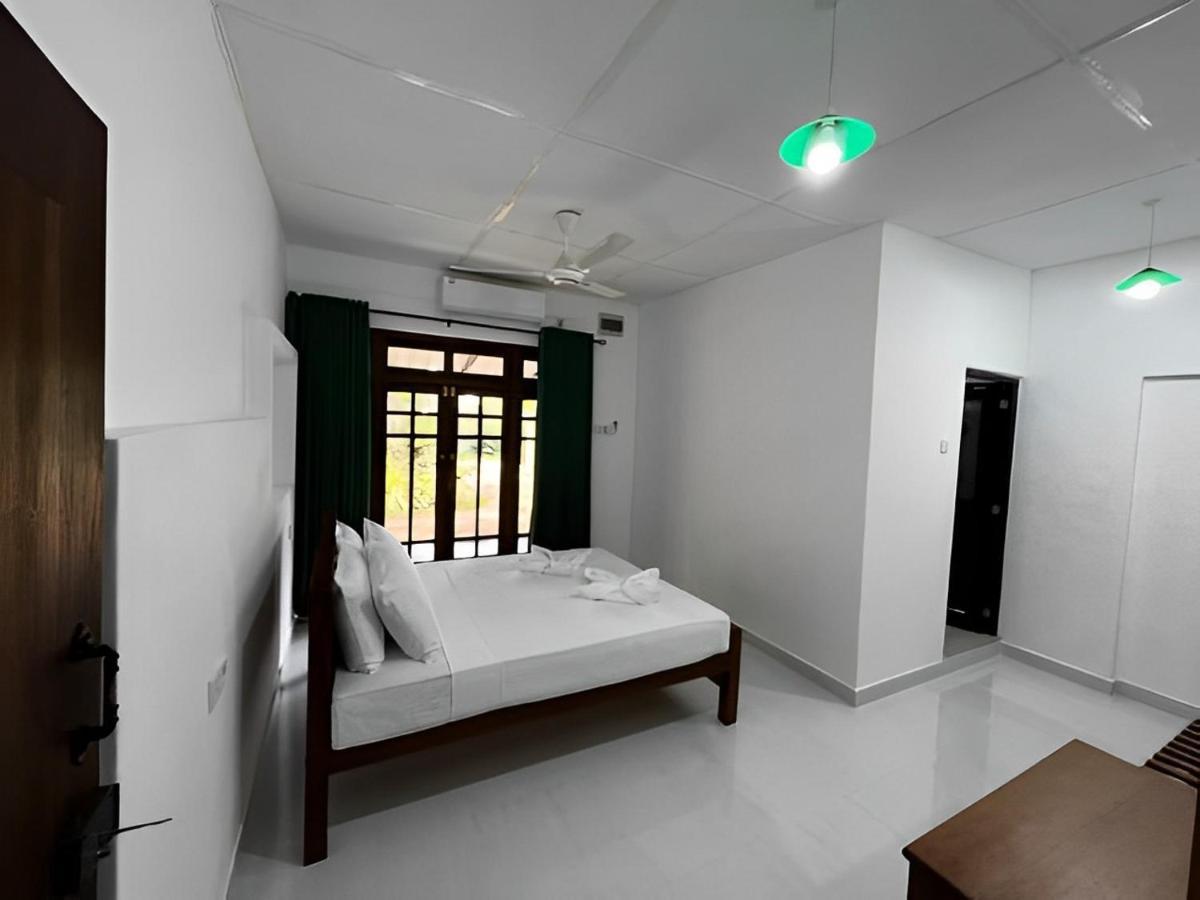 Water Front Home Stay And Resort 아누라다푸라 외부 사진