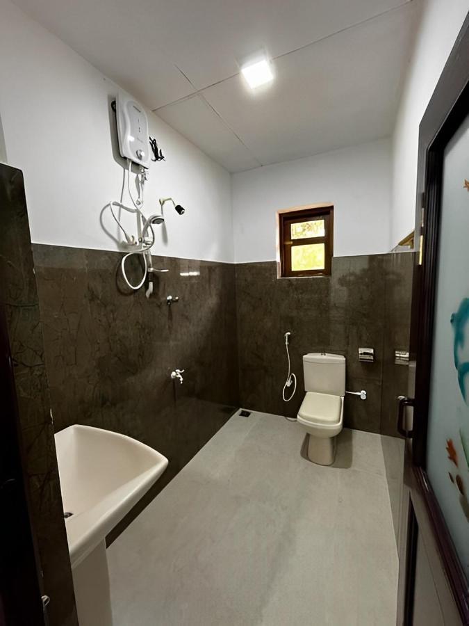 Water Front Home Stay And Resort 아누라다푸라 외부 사진