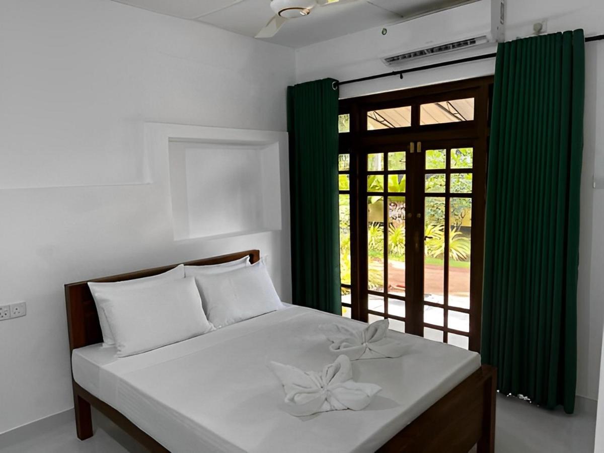 Water Front Home Stay And Resort 아누라다푸라 외부 사진