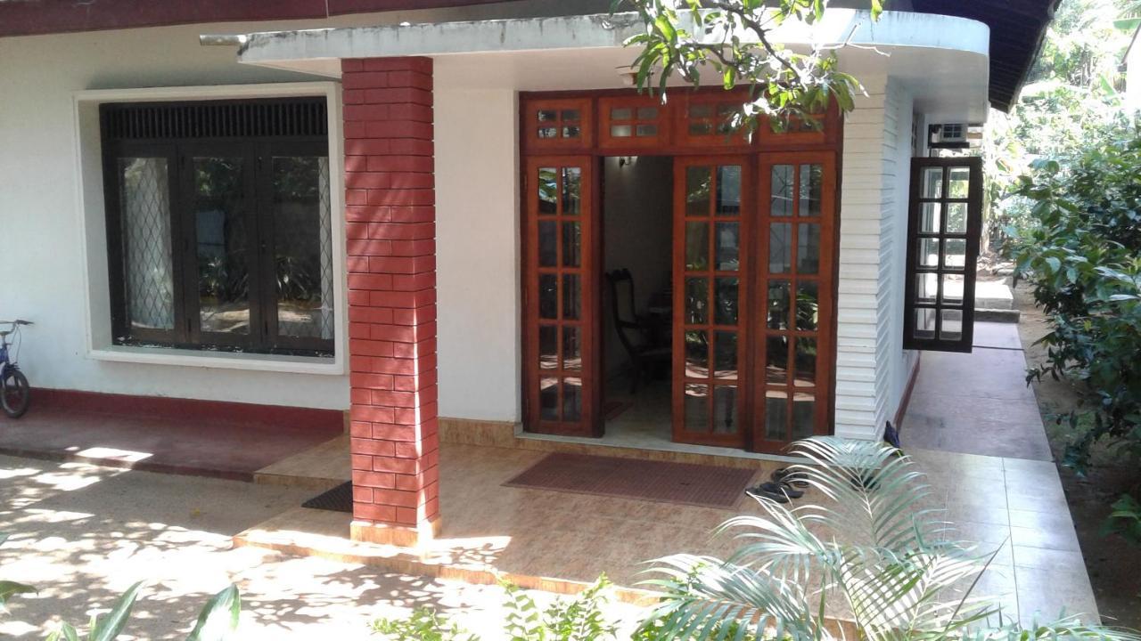 Water Front Home Stay And Resort 아누라다푸라 외부 사진