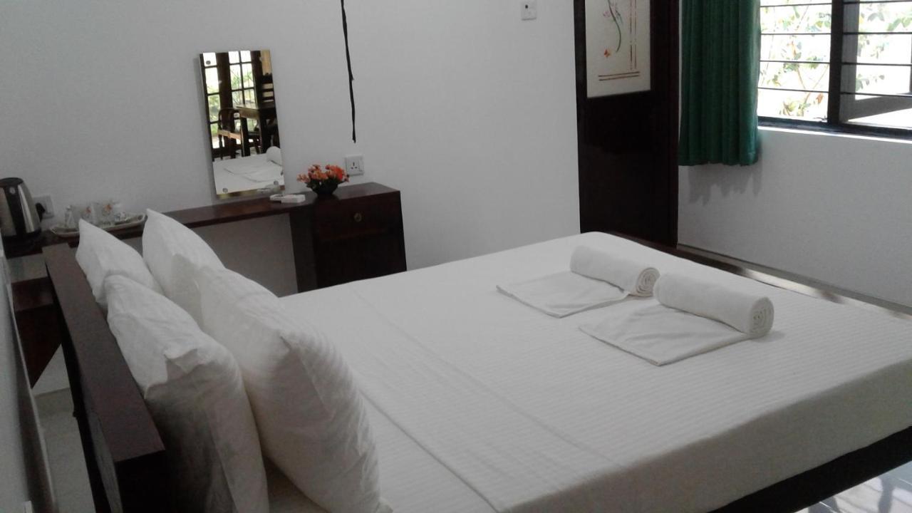 Water Front Home Stay And Resort 아누라다푸라 외부 사진
