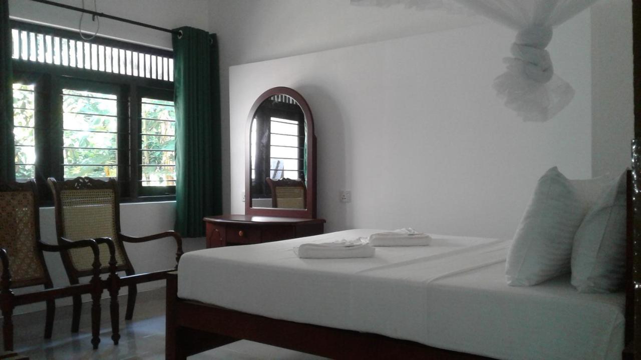 Water Front Home Stay And Resort 아누라다푸라 외부 사진