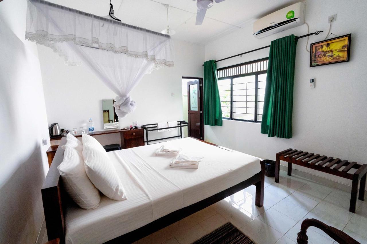 Water Front Home Stay And Resort 아누라다푸라 외부 사진