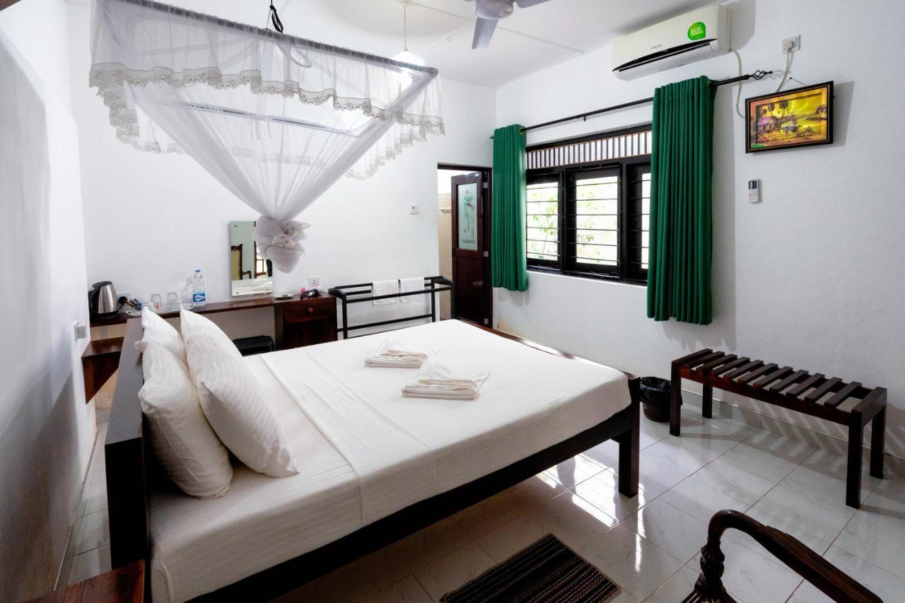 Water Front Home Stay And Resort 아누라다푸라 외부 사진